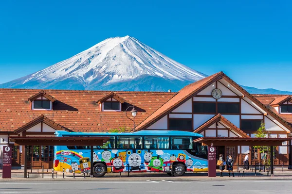 Kawaguchiko, Japan - Maj 21 2015: Thomas buss i Kawaguchiko sta — Stockfoto