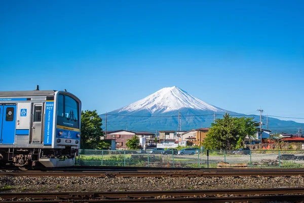 Μπλε τρένο στις σιδηροδρομικές γραμμές με Φούτζι στο kawaguchiko , — Φωτογραφία Αρχείου