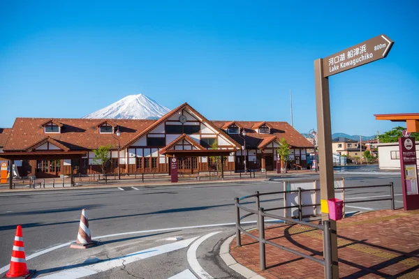 Lago kawaguchiko sinal e Monte Fuji behide estação de Kawaguchiko — Fotografia de Stock