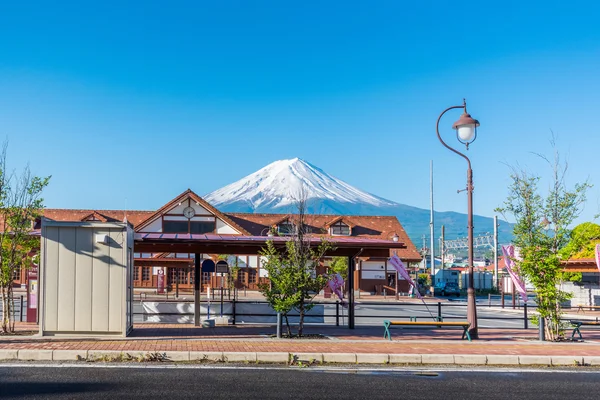 Parada de autobús kawaguchiko con Mount Fuji behide estación de Kawaguchiko — Foto de Stock