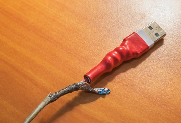 Крупный план сломанного кабеля USB зарядное устройство — стоковое фото