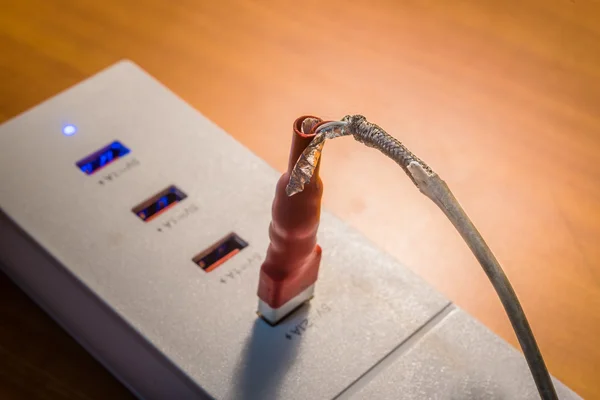 De kabel van de lader van usb gebroken op usb opladen met houten achtergrond — Stockfoto