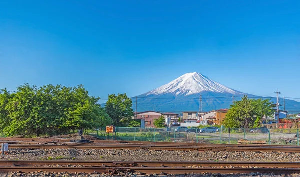 Kawaguchiko σιδηροδρομικές γραμμές με Φούτζι το καλοκαίρι — Φωτογραφία Αρχείου