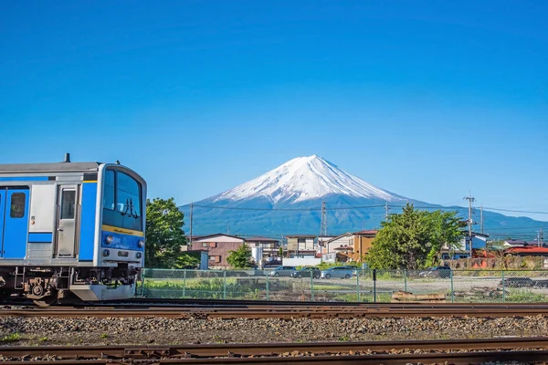 Blauer Zug auf Bahngleisen mit Mount Fuji in kawaguchiko , lizenzfreie Stockbilder