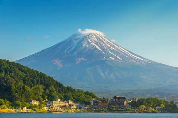 Mount fuji i sjön Kawaguchiko behide staden, Japan — Stockfoto