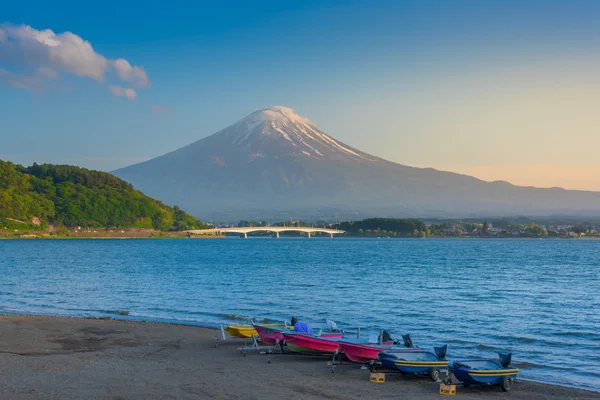 Barca pe Lacul Kawaguchiko cu Muntele Fuji la apus de soare — Fotografie, imagine de stoc