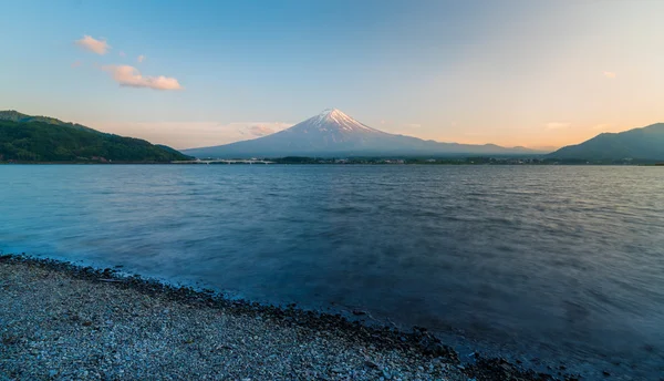 Desenfoque de lago con larga exposición de lago Kawaguchiko y Monte Fuji — Foto de Stock