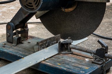 Bir üçgen metal ve çelik ile bileşik mitre gördüm