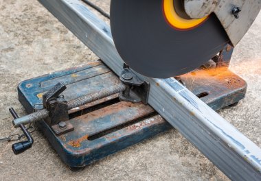 Bir kare kesme metal ve çelik ile bileşik mitre gördüm