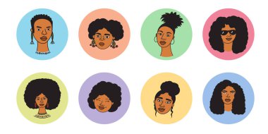 Afrika kökenli Amerikalı kadınlar set, kıvırcık saçlı zenci ırk kadınlarının el çizimi logoları sosyal medya avatarları koleksiyonu, basit yuvarlak simgeler. Doodle tarzı, minimal. İzole edilmiş.