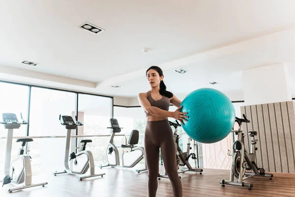 Hermosa Joven Asiática Mujer Haciendo Sentadillas Con Med Ball — Foto de Stock