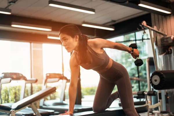 Genç Güzel Zayıf Bir Kadın Spor Salonunda Halterle Egzersiz Yapıyor — Stok fotoğraf