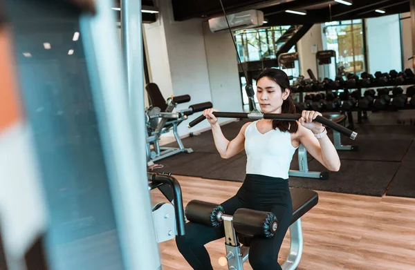 Joven Hermosa Mujer Ropa Deportiva Haciendo Ejercicio Con Máquina Gimnasio — Foto de Stock