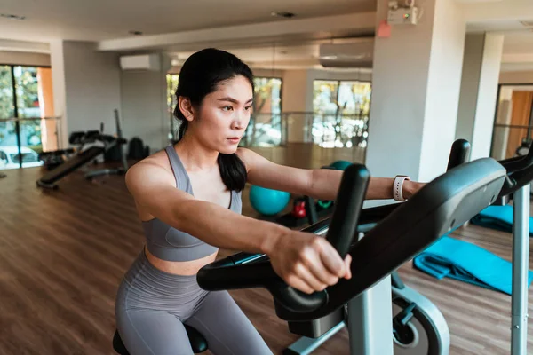 Hermosa Joven Asiática Haciendo Cardio Una Bicicleta Ejercicio Gimnasio — Foto de Stock