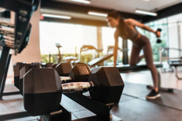 Spor Salonunda Dambıllar Arka Planda Günbatımı Işığı Olan Dambıllarla Egzersiz — Stok fotoğraf
