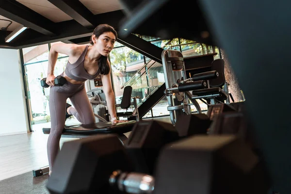 Genç Güzel Zayıf Bir Kadın Spor Salonunda Halterle Egzersiz Yapıyor — Stok fotoğraf