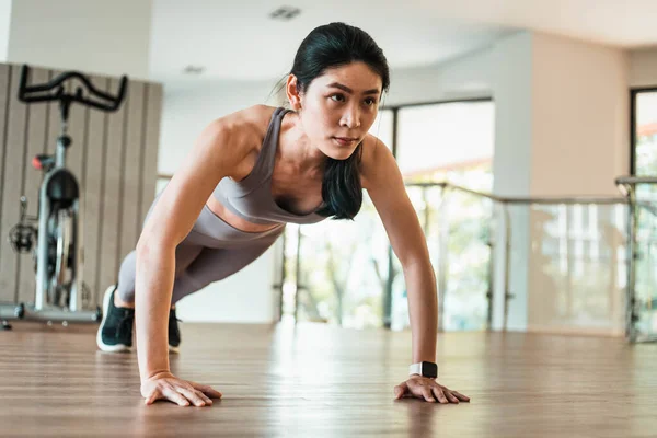 Hermosa Joven Asiática Haciendo Flexiones Gimnasio — Foto de Stock