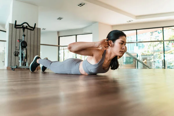 Güzel Genç Asyalı Kadın Spor Salonunda Egzersiz Yapıyor — Stok fotoğraf