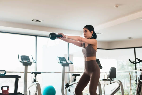 Hermosas Mujeres Jóvenes Están Haciendo Ejercicio Gimnasio Con Kettlebell Imágenes De Stock Sin Royalties Gratis