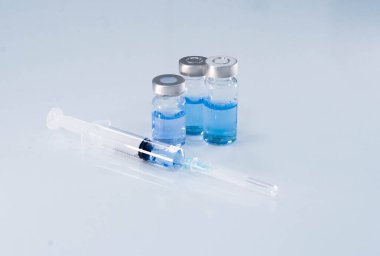 Virüs enfeksiyonunu önlemek için aşı ve şırıngayı kapatın.
