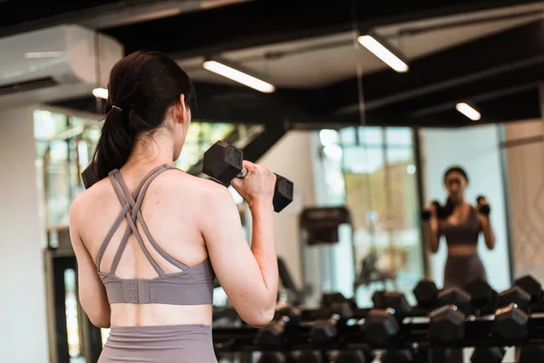 Espalda Joven Hermosa Mujer Delgada Haciendo Ejercicios Con Mancuerna Gimnasio — Foto de Stock