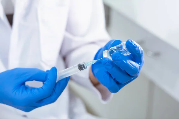 Médecin Seringue Remplissage Gants Bleus Avec Vaccin — Photo