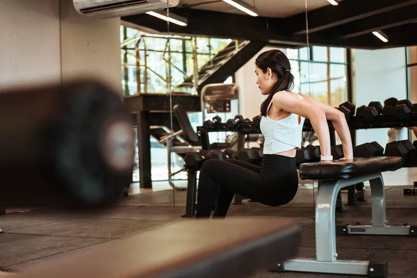 Güzel Genç Bir Kadın Spor Salonunda Yedek Kulübesinde Egzersiz Yapıyor — Stok fotoğraf