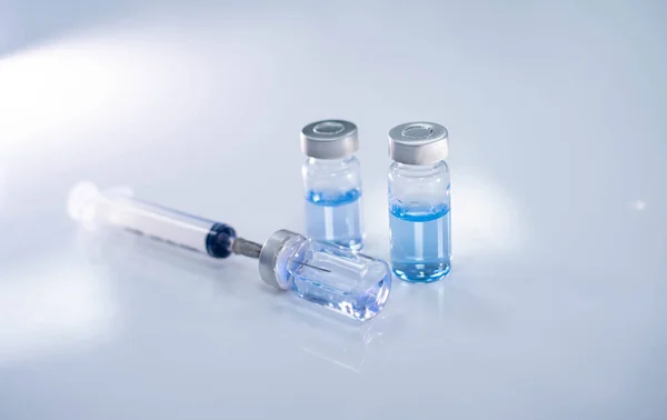 ウイルス感染の予防のためのワクチンと注射器の注射を閉じる — ストック写真