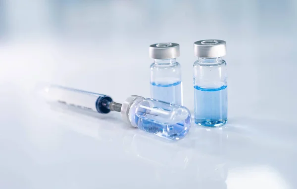 Cerrar Vacuna Jeringa Inyectables Para Prevenir Infección Por Virus Fotos De Stock Sin Royalties Gratis