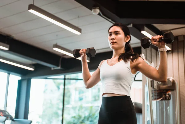 Joven Hermosa Mujer Delgada Haciendo Ejercicios Con Mancuerna Gimnasio Fotos De Stock Sin Royalties Gratis