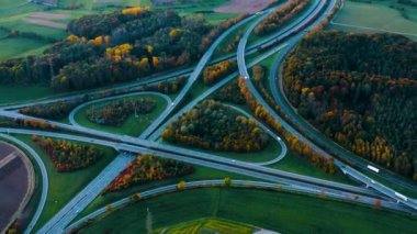 Constance Gölü yakınlarında Hegau 'dan geçen otobanın havadan görünüşü. Sonbaharda güneşli bir günde, geç bir öğleden sonra, sonbahar. 