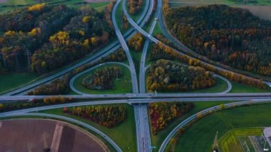 Constance Gölü yakınlarında Hegau 'dan geçen otobanın havadan görünüşü. Sonbaharda güneşli bir günde, geç bir öğleden sonra, sonbahar. 