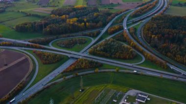 Constance Gölü yakınlarında Hegau 'dan geçen otobanın havadan görünüşü. Sonbaharda güneşli bir günde, geç bir öğleden sonra, sonbahar. 