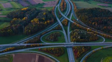 Constance Gölü yakınlarında Hegau 'dan geçen otobanın havadan görünüşü. Sonbaharda güneşli bir günde, geç bir öğleden sonra, sonbahar. 