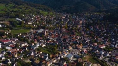 Almanya 'daki Kandern şehrinin hava görüntüsü. Sonbaharın güneşli bir sabahında, sonbahar. 