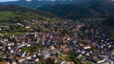 Almanya 'daki Kandern şehrinin hava görüntüsü. Sonbaharın güneşli bir sabahında, sonbahar. 