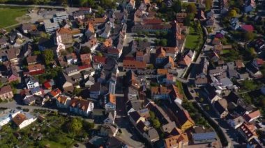 Almanya 'daki Kandern şehrinin hava görüntüsü. Sonbaharın güneşli bir sabahında, sonbahar. 