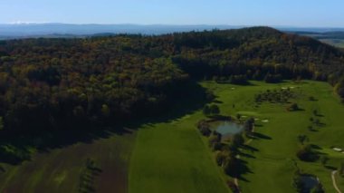 Almanya 'daki Kandern şehrinin hava görüntüsü. Sonbaharda güneşli bir sabah, sonbahar. Ağaçların arasından sağa dön ve golf oyna..