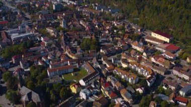 Almanya 'daki Schopfheim şehrinin hava görüntüsü. Sonbaharın güneşli bir sabahında, sonbahar. 