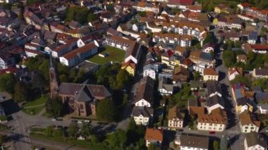 Almanya 'daki Schopfheim şehrinin hava görüntüsü. Sonbaharın güneşli bir sabahında, sonbahar. 