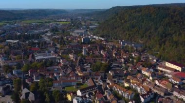 Almanya 'daki Schopfheim şehrinin hava görüntüsü. Sonbaharın güneşli bir sabahında, sonbahar. 