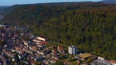 Almanya 'daki Schopfheim şehrinin hava görüntüsü. Sonbaharın güneşli bir sabahında, sonbahar. 