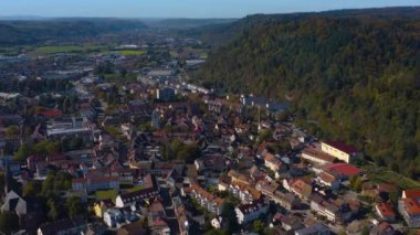 Almanya 'daki Schopfheim şehrinin hava görüntüsü. Sonbaharın güneşli bir sabahında, sonbahar. 