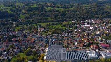 Almanya 'daki Wehr şehrinin Kara Orman' daki hava manzarası. Sonbaharın güneşli bir sabahında, sonbahar.