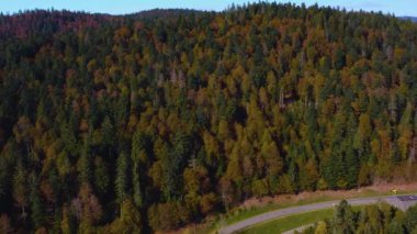 Almanya 'daki Todtmoos-au köyünün etrafındaki hava manzarası... Kara Orman' da. Sonbaharda güneşli bir günde, sonbaharda,. 