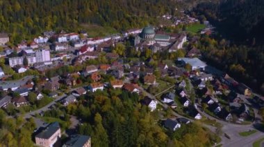 Almanya 'daki Sankt Blasien kenti ve manastırının havadan görünüşü