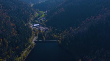 Baraj ve su deposu Albstausee 'nin havadan görünüşü şehre yakın Husern