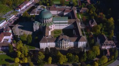 Almanya 'daki Sankt Blasien kenti ve manastırının havadan görünüşü