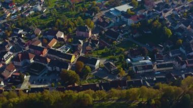 Almanya 'daki Bondorf şehrinin hava görüntüsü. Sonbaharda güneşli bir öğleden sonra, sonbahar. 