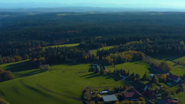 黒い森の中でドイツの村エブネット周辺の空中ビュー 秋の晴れた日には — ストック動画